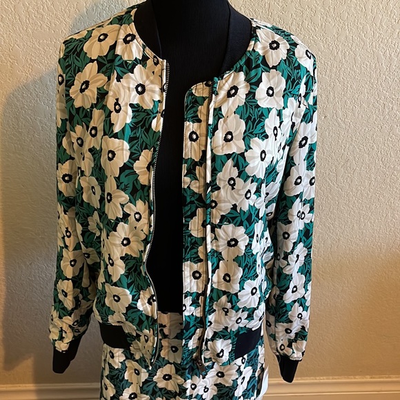 Chic Athletic skirt suit - Picture 2 of 4